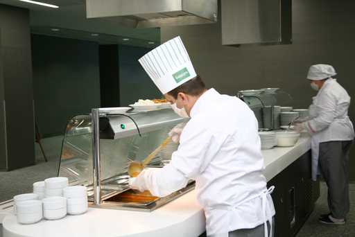 Sardunya şefi çalışırken